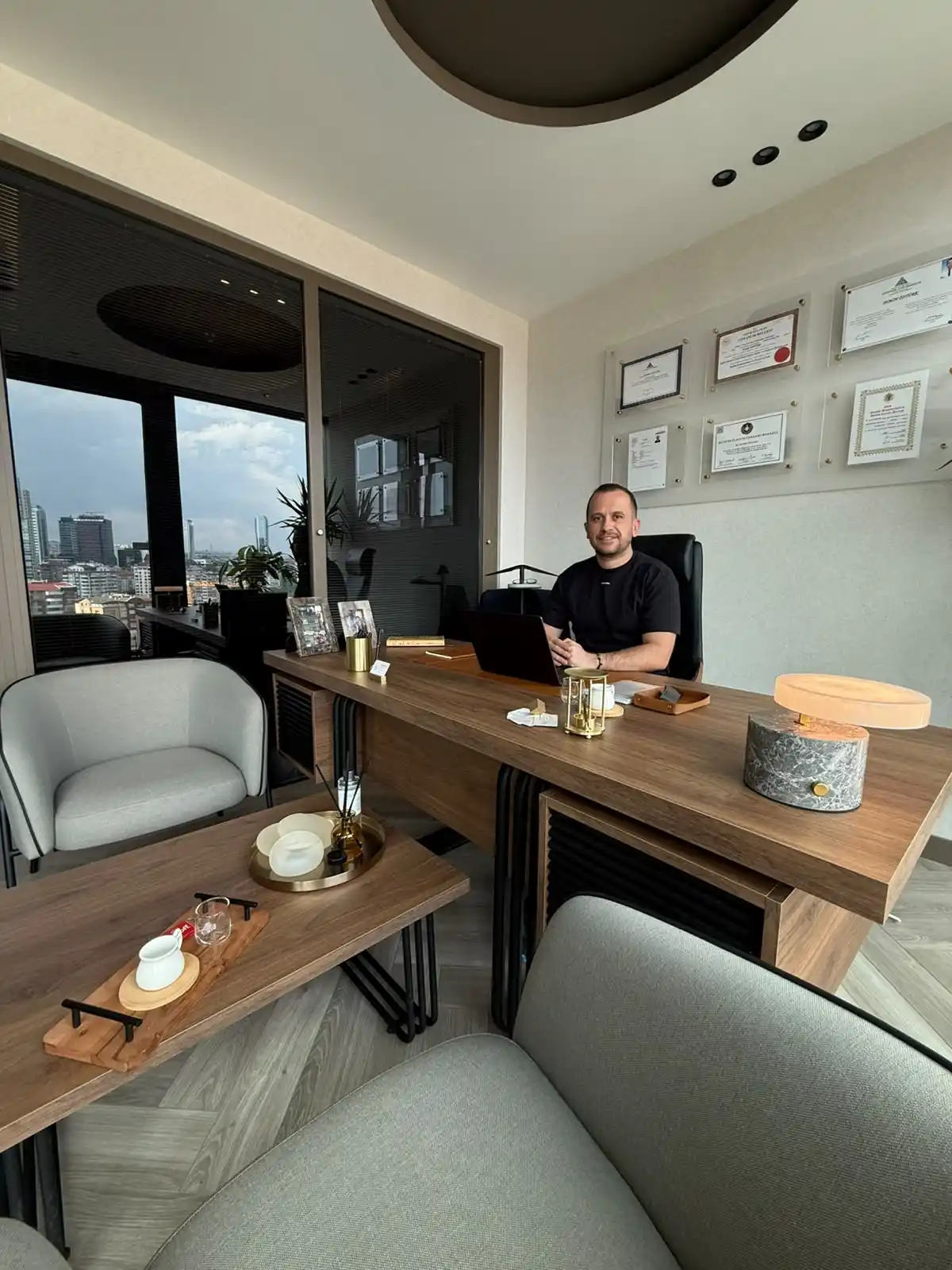 Op. Dr. Semih Öztürk muayenehanesinde
